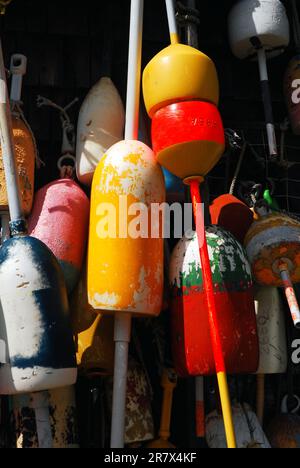 Boe di aragosta e trappole appendono su una parete del ristorante e caffetteria del New England per decorazioni Foto Stock