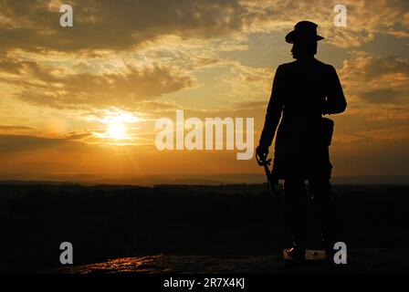 Una scultura del generale dell'Unione Warren saluta l'alba in cima alla cima del piano Little Round nel campo di battaglia nazionale di Gettysburg Foto Stock