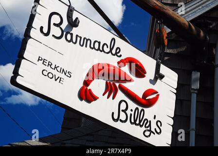 Un cartello che fa pubblicità a un caffè pende su una baracca di aragosta locale a Ogunquit, Maine Foto Stock