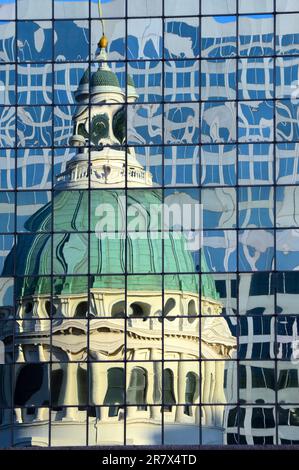 Riflessioni astratte dello storico Old Courthouse in un moderno edificio per uffici nel centro di St Louis, Missouri Foto Stock