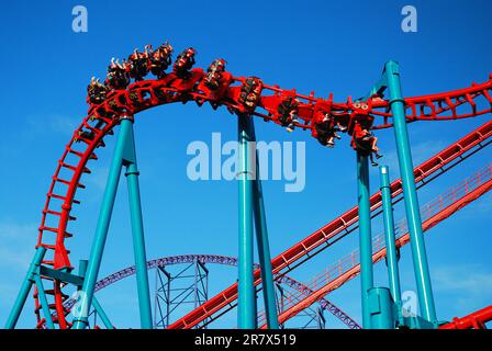 Gli amanti del brivido amano le svolte e le inversioni di un rollercoaster selvaggio Foto Stock