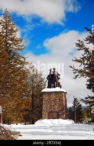 Un monumento commemorativo al Donner Party, coloni di frontiera intrappolati in una lunga tempesta invernale, si trova nelle Sierra Mountains della California Foto Stock