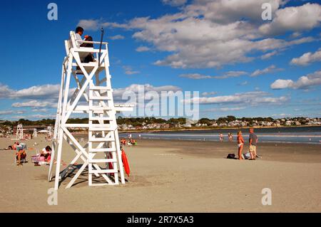 Un bagnino sorveglia una piccola folla a Easton Beach a Newport, Rhode Island, sulla costa del New England, in un giorno di vacanze estive Foto Stock