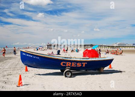 Un bagnino si trova a Wildwood Crest, New Jersey, in una soleggiata giornata di vacanze estive a Jersey Shore Foto Stock