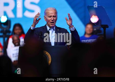 Philadelphia, Pennsylvania, Stati Uniti. 17th giugno 2023. Il presidente degli Stati Uniti Joe Biden esprime le proprie osservazioni in occasione di un raduno politico ospitato da membri sindacali al Philadelphia Convention Center sabato 17 giugno 2023 a Philadelphia, Pennsylvania. Credit: Saquan Stimpson/CNP/MediaPunch Credit: MediaPunch Inc/Alamy Live News Foto Stock