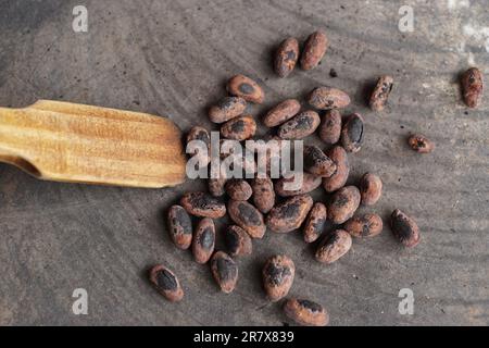 I fagioli di cacao vengono tostati su un piatto tradizionale per preparare il cioccolato Foto Stock