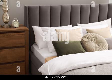 Sveglia all'interno della camera elegante Foto stock - Alamy