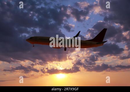 Aereo in cielo durante il tramonto. Sole che splende attraverso le nuvole Foto Stock