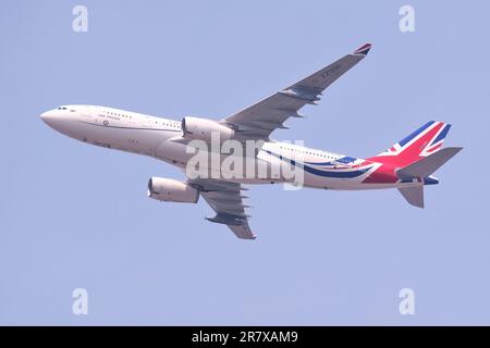 Londra, Regno Unito. 17th giugno, 2023. La livrea RAF VIP Voyager con Regno Unito partecipa al flypast del compleanno del Re, concludendo le celebrazioni pubbliche Trooping the Colour. Circa 70 aerei della Royal Navy, dell'Esercito britannico e della Royal Airforce volarono in un'esposizione estesa, riarrangiati dopo che il flypast di Coronation fu ridimensionato a causa delle cattive condizioni atmosferiche. Credit: Undicesima ora di Fotografia/Alamy Live News Foto Stock