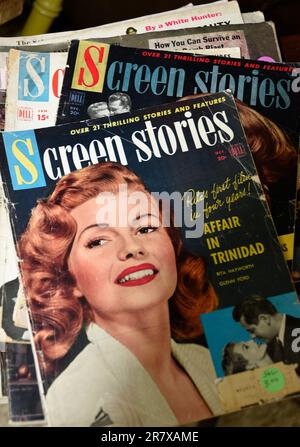 Vintage 1950s numeri di Screen Stories rivista in vendita in un negozio di antiquariato americano. Foto Stock