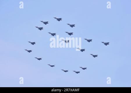 Londra, Regno Unito. 17th giugno, 2023. Diciotto velivoli Typhoon volarono in formazione delle lettere 'CR' (in piedi per Charles Rex) per il flypast di compleanno del Re mentre le celebrazioni Trooping the Colour si avvicinarono alla fine. Circa 70 aerei della Royal Navy, dell'esercito britannico e della Royal Airforce hanno preso parte a un'esposizione estesa, riorganizzata dopo che il flypast di Coronation è stato ridotto a causa del maltempo. Credit: Undicesima ora di Fotografia/Alamy Live News Foto Stock