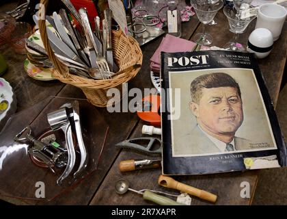 Una copia del 14 dicembre 1963 edizione del Saturday Evening Post con il Presidente John F. Kennedy sulla copertina in vendita in un negozio di antiquariato americano. Foto Stock