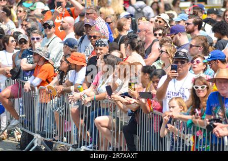 Brooklyn, Stati Uniti. 17th giugno, 2023. Migliaia di persone si riuniscono sul lungomare di Coney Island durante l'annuale Mermaid Parade a Coney Island, Brooklyn, a New York, il 17 giugno 2023. (Foto di Ryan Rahman/Pacific Press) Credit: Pacific Press Media Production Corp./Alamy Live News Foto Stock