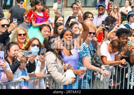 Brooklyn, Stati Uniti. 17th giugno, 2023. Gli spettatori sono visti allietare all'annuale Mermaid Parade di Coney Island, Brooklyn, il 17 giugno 2023. (Foto di Ryan Rahman/Pacific Press) Credit: Pacific Press Media Production Corp./Alamy Live News Foto Stock