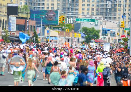 Brooklyn, Stati Uniti. 17th giugno, 2023. Migliaia di persone si riuniscono sul lungomare di Coney Island durante l'annuale Mermaid Parade a Coney Island, Brooklyn, a New York, il 17 giugno 2023. (Foto di Ryan Rahman/Pacific Press) Credit: Pacific Press Media Production Corp./Alamy Live News Foto Stock