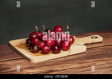 La ciliegia Skeena ha un frutto rosso brillante, la polpa è anche rossa e ha un sapore dolce molto succulento Foto Stock