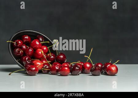 Ci sono molti tipi di ciliegia, ma la maggior parte di loro crescono su arbusti e alberi bassi proprio come more o fragole Foto Stock