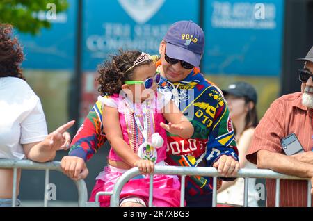 Brooklyn, New York, Stati Uniti. 17th giugno, 2023. Il giovane spettatore è visto indossando il costume all'annuale Mermaid Parade a Coney Island, Brooklyn, il 17 giugno 2023. (Credit Image: © Ryan Rahman/Pacific Press via ZUMA Press Wire) SOLO PER USO EDITORIALE! Non per USO commerciale! Foto Stock