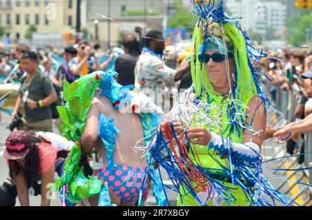 Brooklyn, New York, Stati Uniti. 17th giugno, 2023. Migliaia di persone si riuniscono sul lungomare di Coney Island durante l'annuale Mermaid Parade di Brooklyn, New York, il 17 giugno 2023. (Credit Image: © Ryan Rahman/Pacific Press via ZUMA Press Wire) SOLO PER USO EDITORIALE! Non per USO commerciale! Foto Stock