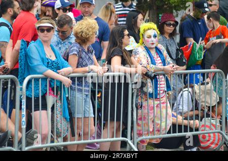 Brooklyn, New York, Stati Uniti. 17th giugno, 2023. Gli spettatori sono visti mentre si godono l'annuale Mermaid Parade a Coney Island, Brooklyn, il 17 giugno 2023. (Credit Image: © Ryan Rahman/Pacific Press via ZUMA Press Wire) SOLO PER USO EDITORIALE! Non per USO commerciale! Foto Stock