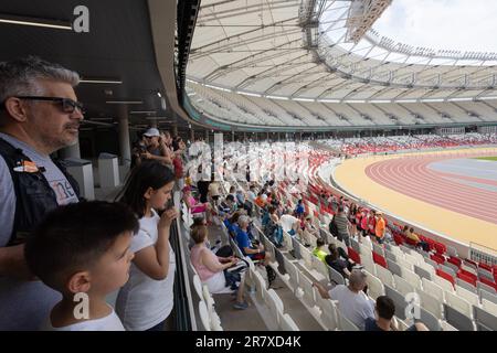 Budapest. 17th giugno, 2023. La gente partecipa a un evento per una giornata di famiglia presso il Centro Nazionale di Atletica di Budapest, Ungheria, inaugurato di recente, il 17 giugno 2023. Il nuovissimo National Athletics Centre ospiterà 2023 campionati mondiali di atletica dal 19 al 27 agosto. Credit: Attila Volgyi/Xinhua/Alamy Live News Foto Stock