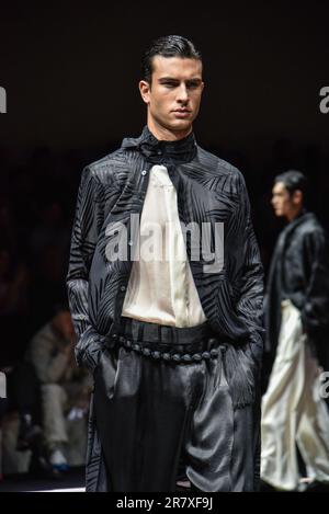 Milano, Italia. 17th giugno, 2023. Un modello presenta una creazione per Emporio Armani durante la settimana della Moda uomo di Milano Primavera/Estate 2024 a Milano, il 17 giugno 2023. Credit: Str/Xinhua/Alamy Live News Foto Stock