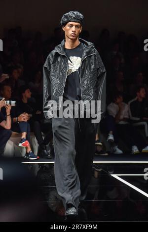 Milano, Italia. 17th giugno, 2023. Un modello presenta una creazione per Emporio Armani durante la settimana della Moda uomo di Milano Primavera/Estate 2024 a Milano, il 17 giugno 2023. Credit: Str/Xinhua/Alamy Live News Foto Stock