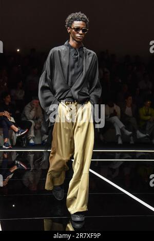 Milano, Italia. 17th giugno, 2023. Un modello presenta una creazione per Emporio Armani durante la settimana della Moda uomo di Milano Primavera/Estate 2024 a Milano, il 17 giugno 2023. Credit: Str/Xinhua/Alamy Live News Foto Stock