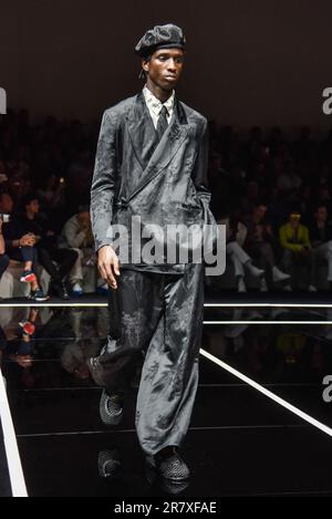 Milano, Italia. 17th giugno, 2023. Un modello presenta una creazione per Emporio Armani durante la settimana della Moda uomo di Milano Primavera/Estate 2024 a Milano, il 17 giugno 2023. Credit: Str/Xinhua/Alamy Live News Foto Stock