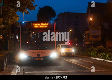 Kaiserslautern, Germania. 17th giugno, 2023. Speciale autobus che trasporta i partecipanti all'evento in luoghi diversi. Long Night of Culture è un evento culturale annuale con oltre 150 spettacoli dal vivo in 30 diversi luoghi (dentro e fuori) (dalle 2:30:00 fino all'alba) nella città di Kaiserslautern. Credit: Gustav Zygmund/Alamy News Foto Stock