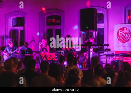 Kaiserslautern, Germania. 17th giugno, 2023. Giovani musicisti della scuola di musica Emmerich-Smola che si esibiscono dal vivo di fronte al pubblico. Long Night of Culture è un evento culturale annuale con oltre 150 spettacoli dal vivo in 30 diversi luoghi (dentro e fuori) (dalle 2:30:00 fino all'alba) nella città di Kaiserslautern. Credit: Gustav Zygmund/Alamy News Foto Stock