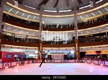 Tangerang, Indonesia. 17th giugno, 2023. La gente guarda uno spettacolo di pattinaggio su ghiaccio in un centro commerciale a Tangerang, provincia di Banten, Indonesia, il 17 giugno 2023. Credit: Agung Kuncahya B./Xinhua/Alamy Live News Foto Stock