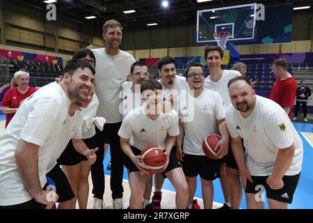 Berlino, Germania. 17th giugno, 2023. L'ex star tedesca dell'NBA Dirk Nowitzki (top) si pone con i giocatori di basket che si preparano per gli Special Olympics World Games Berlin 2023, a Berlino, Germania, 17 giugno 2023. Credit: Liu Yang/Xinhua/Alamy Live News Foto Stock