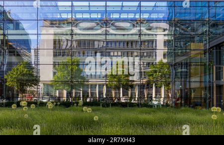 Edifici di architettura moderna di vetro e metallo a Berlino, Germania. Riflessioni Foto Stock