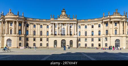 Berlino, Germania - 30 maggio 2023: Università Humboldt. Edificio della vecchia Università su Bebelplatz a Berlino, Germania Foto Stock