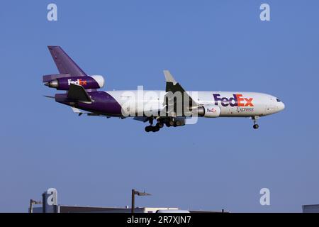 FedEx MD11 Freighter, N586FE, atterraggio all'aeroporto Pearson, Toronto, sulla pista 23 Foto Stock