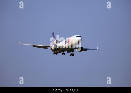 FedEx MD11 Freighter, N586FE, atterraggio all'aeroporto Pearson, Toronto, sulla pista 23 Foto Stock