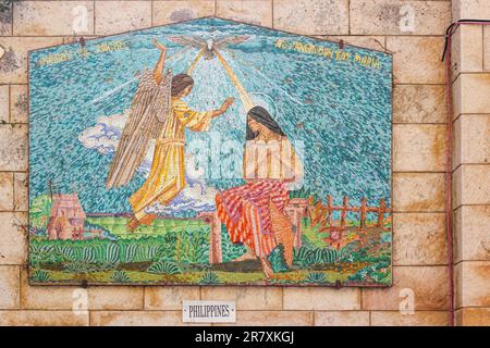 Un mosaico filippino raffigurante l'annunciazione con l'angelo Gabriele e Maria è in mostra presso la Basilica dell'Annunciazione di Nazaret, Israele. Foto Stock