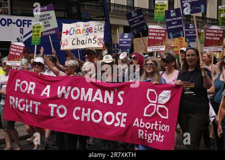 Londra, Regno Unito. 17/Giugno/2023 Marchers protesta contro la carcerazione di una donna per aver usato una pillola abortiva. Centinaia di persone partecipano a una marcia nel centro di Londra contro la carcerazione di Carla Foster per aver accesso alle pillole per l'aborto per porre fine a una gravidanza indesiderata. la marcia è stata organizzata dal British Pregnancy Advisory Service, dal Women’s Equality Party e dalla Fawcett Society. Credito: Roland Ravenhill/Alamy Foto Stock