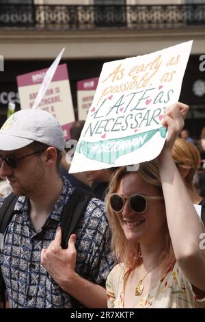 Londra, Regno Unito. 17/Giugno/2023 Marchers protesta contro la carcerazione di una donna per aver usato una pillola abortiva. Centinaia di persone partecipano a una marcia nel centro di Londra contro la carcerazione di Carla Foster per aver accesso alle pillole per l'aborto per porre fine a una gravidanza indesiderata. la marcia è stata organizzata dal British Pregnancy Advisory Service, dal Women’s Equality Party e dalla Fawcett Society. Credito: Roland Ravenhill/Alamy Foto Stock