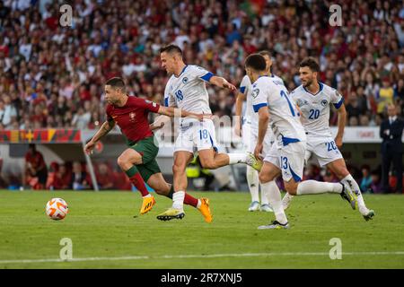 Lisbona, Portogallo. 17th giugno, 2023. Raphael Guerreiro (L) del Portogallo in azione durante la partita di qualificazione Euro 2024 tra Portogallo e Bosnia Erzegovina allo Stadio Estadio da Luz. Punteggio finale; Portogallo 3:0 Bosnia Erzegovina. (Foto di Hugo Amaral/SOPA Images/Sipa USA) Credit: Sipa USA/Alamy Live News Foto Stock