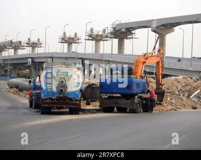 Cairo, Egitto, maggio 30 2023: Preparativi per mettere grandi parti di tubo di acqua sul posto, tubi di igiene, miglioramento delle infrastrutture e del bene immobile dive Foto Stock