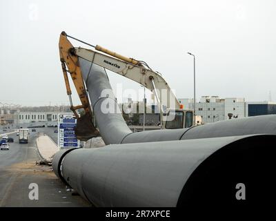 Cairo, Egitto, maggio 30 2023: Preparativi per mettere grandi parti di tubo di acqua sul posto, tubi di igiene, miglioramento delle infrastrutture e del bene immobile dive Foto Stock