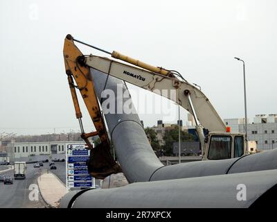 Cairo, Egitto, maggio 30 2023: Preparativi per mettere grandi parti di tubo di acqua sul posto, tubi di igiene, miglioramento delle infrastrutture e del bene immobile dive Foto Stock