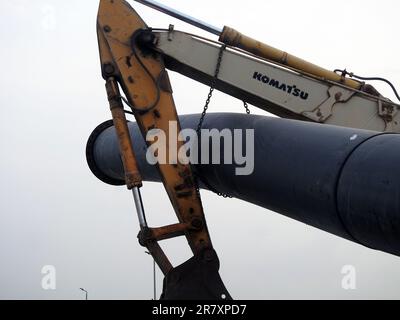 Cairo, Egitto, maggio 30 2023: Preparativi per mettere grandi parti di tubo di acqua sul posto, tubi di igiene, miglioramento delle infrastrutture e del bene immobile dive Foto Stock