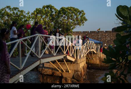 Galle, Sri Lanka - 02 20 2022: Ponte delle farfalle affollato nel parco di Dharmapala in serata. Foto Stock