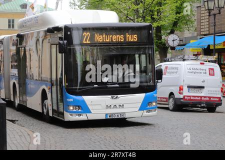 Orebro, Svezia - 17 maggio 2023: Frontaö vista di un uomo Orebro trasporti pubblici atriculated city bus in servizio sulla linea 22. Foto Stock