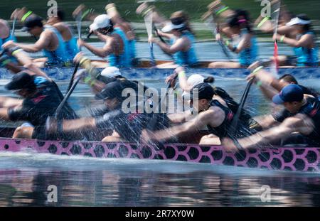 Toronto, Canada. 17th giugno, 2023. I partecipanti si sfidano durante il Toronto International Dragon Boat Race Festival del 2023 a Toronto, Canada, il 17 giugno 2023. Questo evento annuale di due giorni ha preso il via qui sabato con la partecipazione di centinaia di partecipanti da tutto il mondo. Credit: Zou Zheng/Xinhua/Alamy Live News Foto Stock