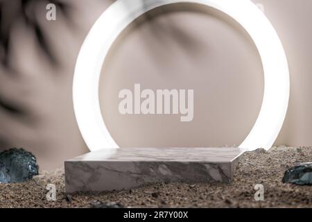 Piatto di marmo in pietra podio cosmetico. Podio per la messa a punto del prodotto, banco in marmo di pietra su parete beige. Posizionamento degli oggetti. sfondo per la bellezza, organico, guarire Foto Stock