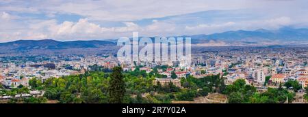 Vista sui quartieri Plaka e Monastiraki e sul Monte Licabetto dall'Acropoli Foto Stock